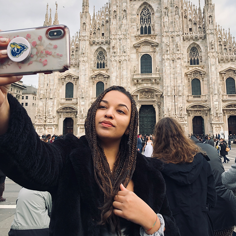 一张学生在意大利地标前自拍的照片。