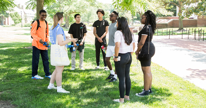 参加勒纳多样性委员会探索商业营的高中生徒步游览了特拉华大学校园。