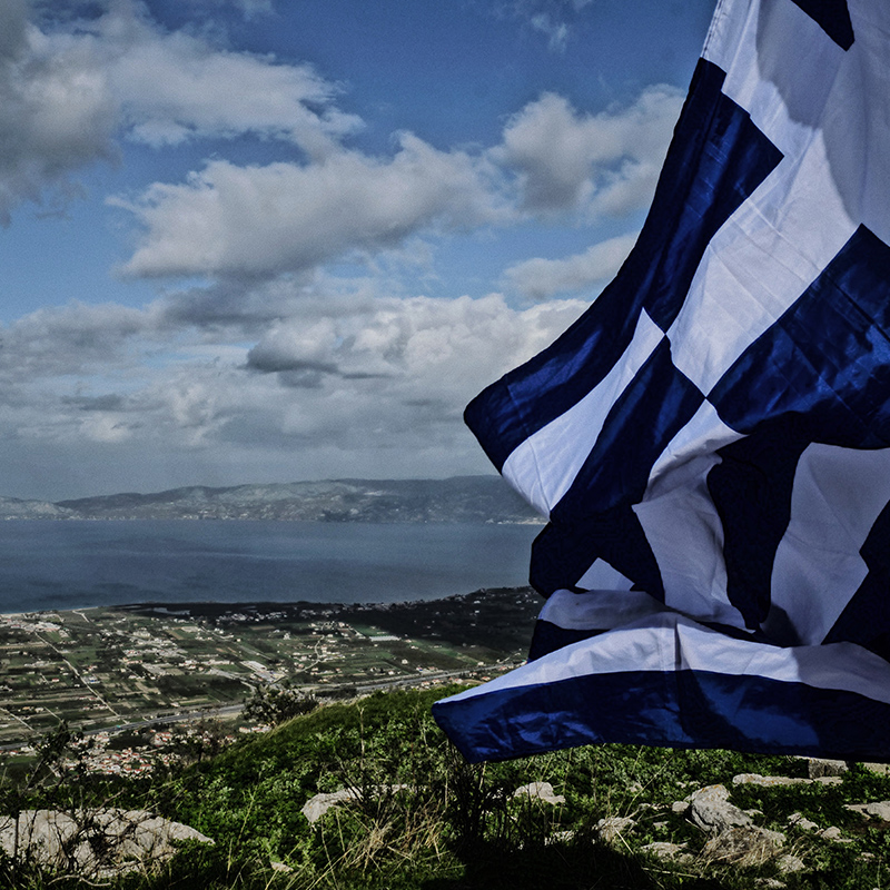 挥舞着希腊国旗的雅典景色。