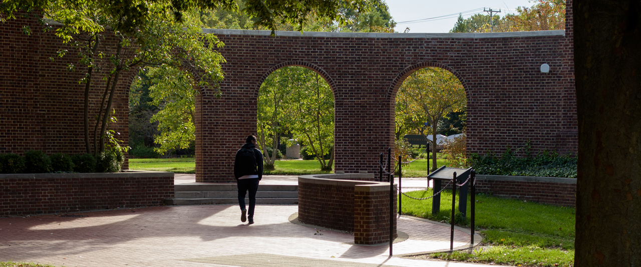 身份不明的学生穿过纪念馆的拱门