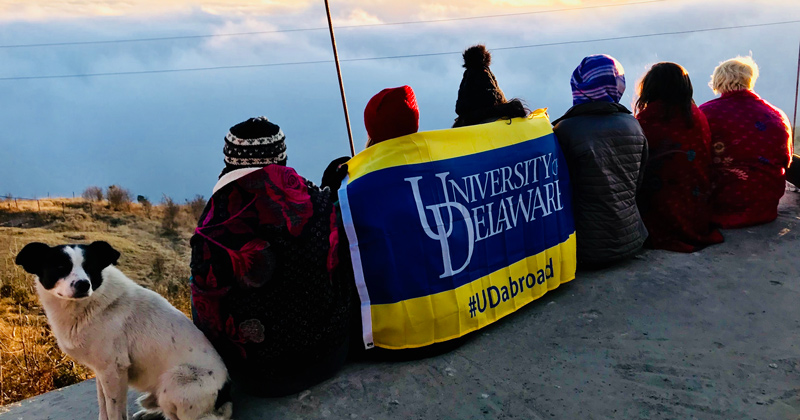 Gitu Barua教授和她的学生们徒步穿越喜马拉雅山脉，欣赏云层上的景色。