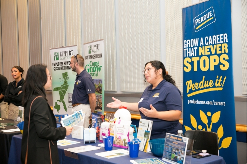 A vendor speaking to students at the UD CANR career fair.