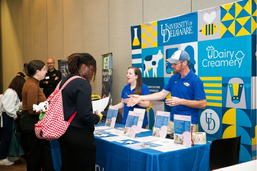 A vendor speaking to students at the UD CANR career fair.