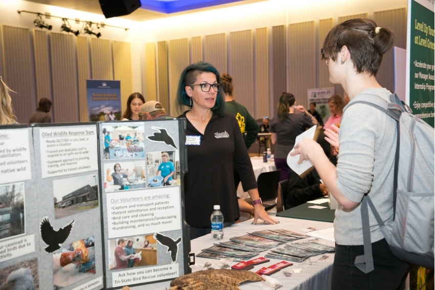 A vendor speaking to students at the UD CANR career fair.