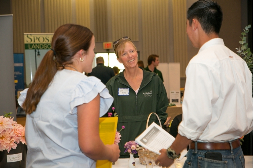 A vendor speaking to students at the UD CANR career fair.