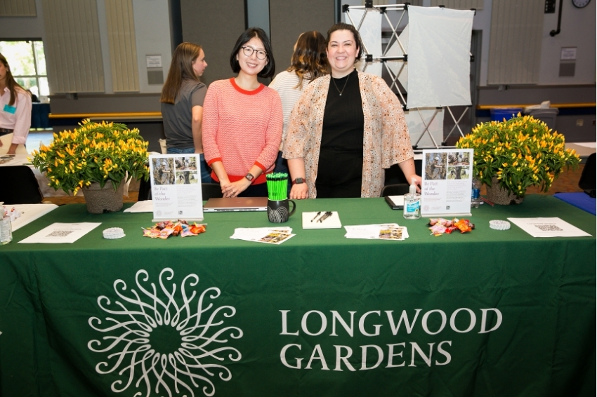 A vendor speaking to students at the UD CANR career fair.