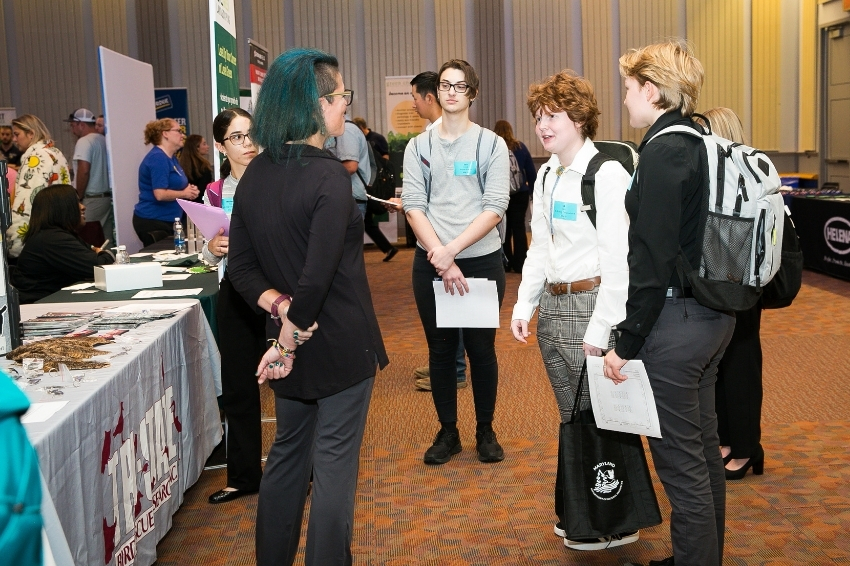 A vendor speaking to students at the UD CANR career fair.