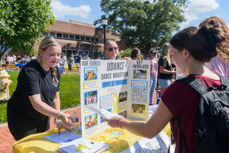 1743_Welcome_Days-Involvement_Fair-EK-082922 A student speaks to members of a student organization at the Fall Involvement Fair