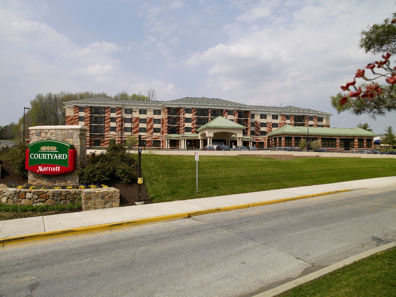 exterior of Courtyard Marriott spring 2007