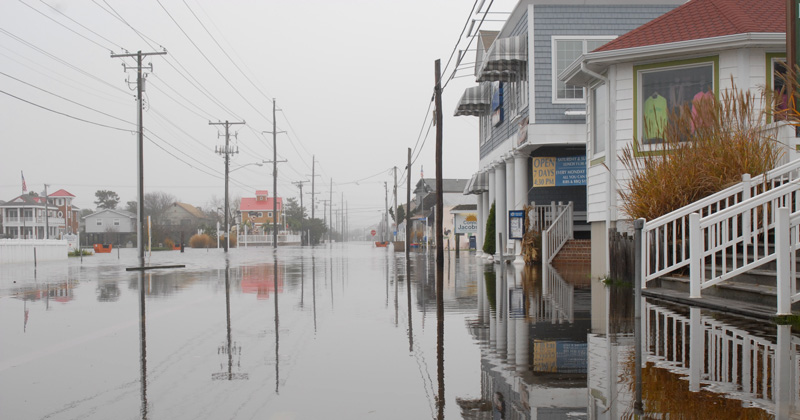 Delaware is on the Atlantic Coast and a relatively low-lying state so the possibility of flooding is a fact of life in the state. Delaware is on the Atlantic Coast and a relatively low-lying state so the possibility of flooding is a fact of life in the state.