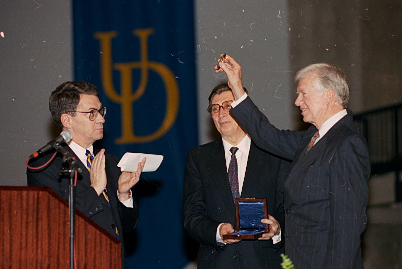 President Jimmy Carter receives Karl W. Böer Solar Energy Medal of Merit, with President David Roselle and Böer