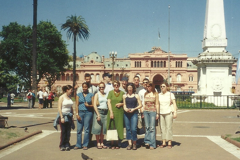 Krystyna Musik, professor of Spanish at the University of Delaware, and the 11 students who traveled to Buenos Aires in January 2003 stand in front of the “Casa Rosada” presidential palace.